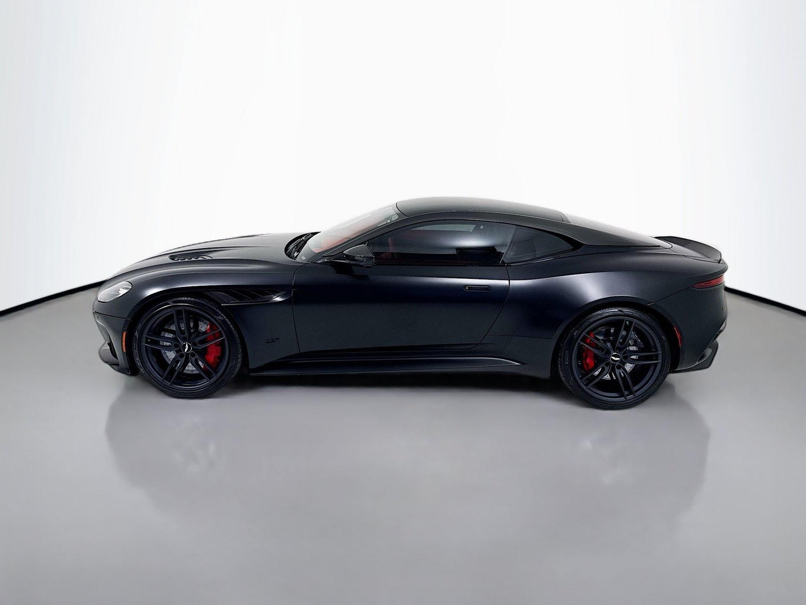 Used 2023 Aston Martin DBS Coupe RWD image 4