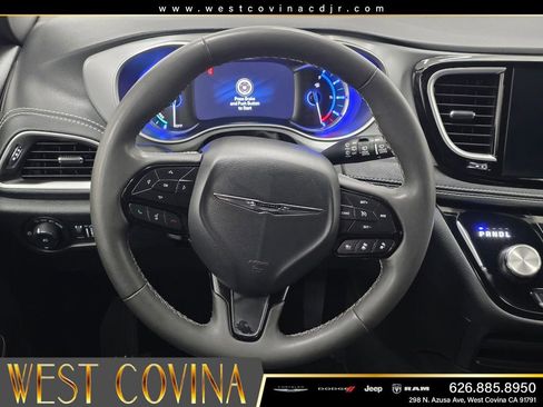 Used 2024 Chrysler Pacifica Limited FWD image 16