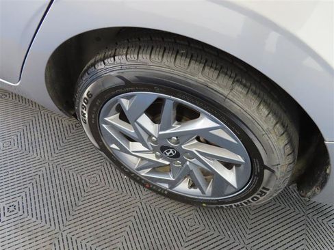 Used 2024 Hyundai Elantra SEL FWD image 7