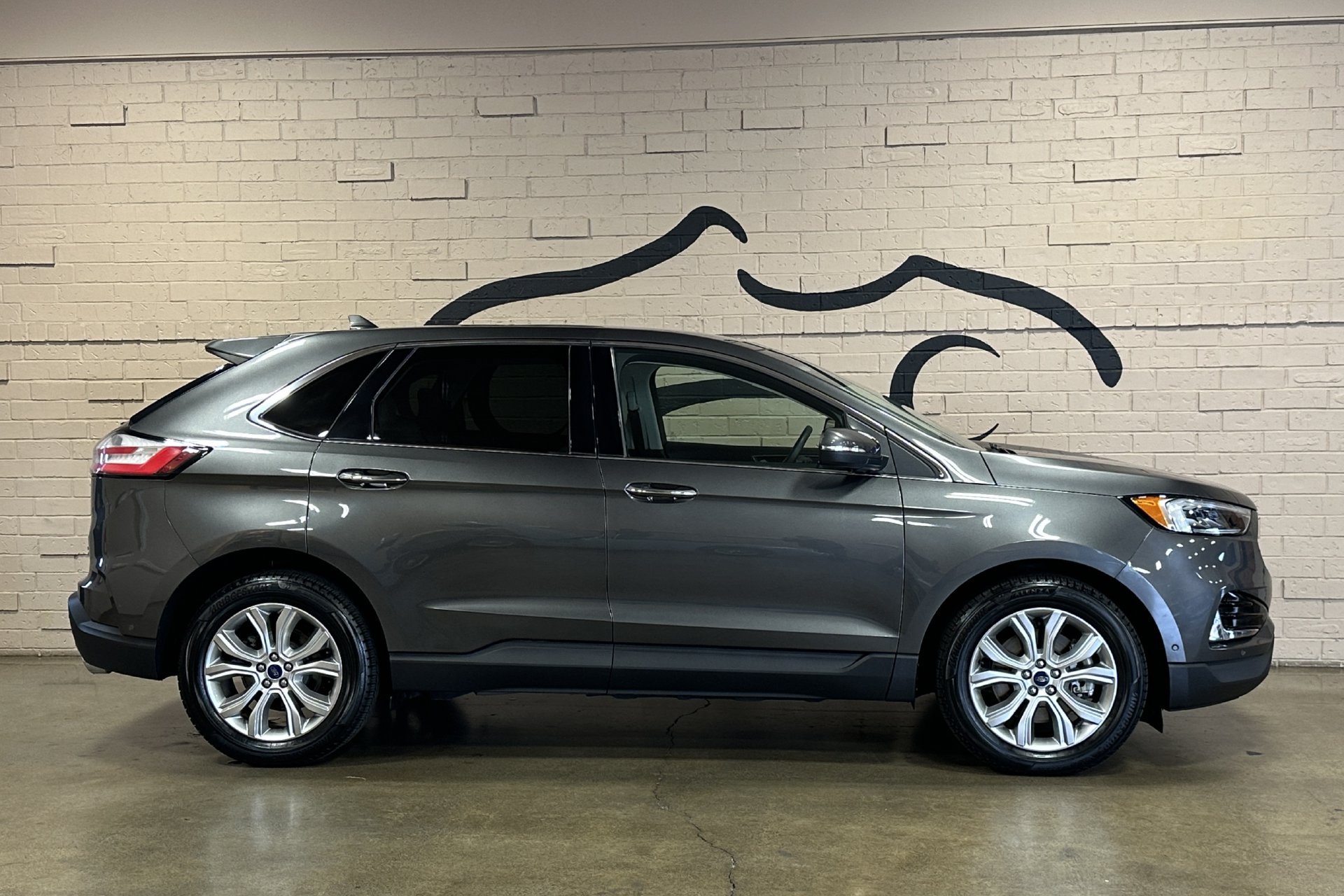 Used 2019 Ford Edge Titanium w/ Equipment Group 301A AWD/4WD image 2