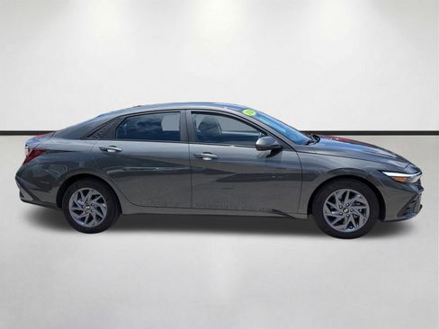Used 2024 Hyundai Elantra SEL FWD image 3
