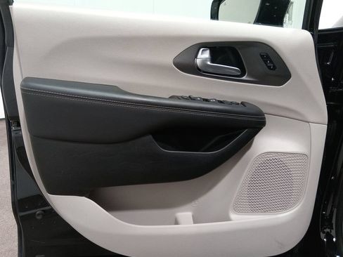 Used 2024 Chrysler Pacifica Touring-L FWD image 17