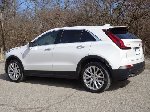 Certified 2022 Cadillac XT4 Luxury w/ Cold Weather Package image 3