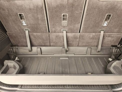 Used 2025 Land Rover Defender 130 X-Dynamic SE image 31