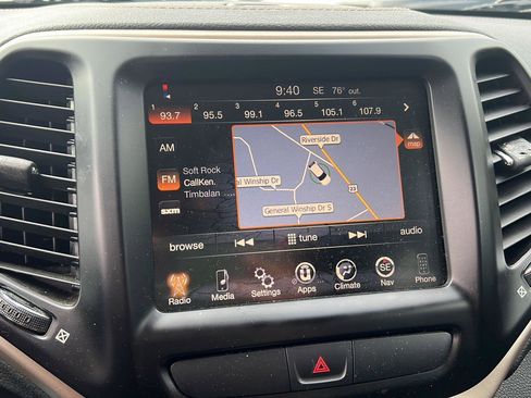 Used 2016 Jeep Cherokee Latitude FWD image 16