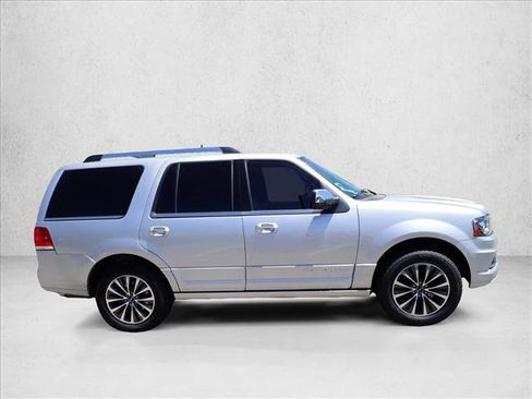 Used 2016 Lincoln Navigator Select AWD/4WD image 5