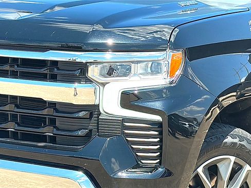 Used 2023 Chevrolet Silverado 1500 LT w/ Z71 Off-Road Package AWD/4WD image 4