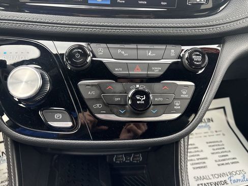 Used 2025 Chrysler Pacifica Limited FWD image 17