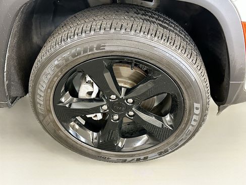 Used 2023 Jeep Grand Cherokee Altitude AWD/4WD image 11