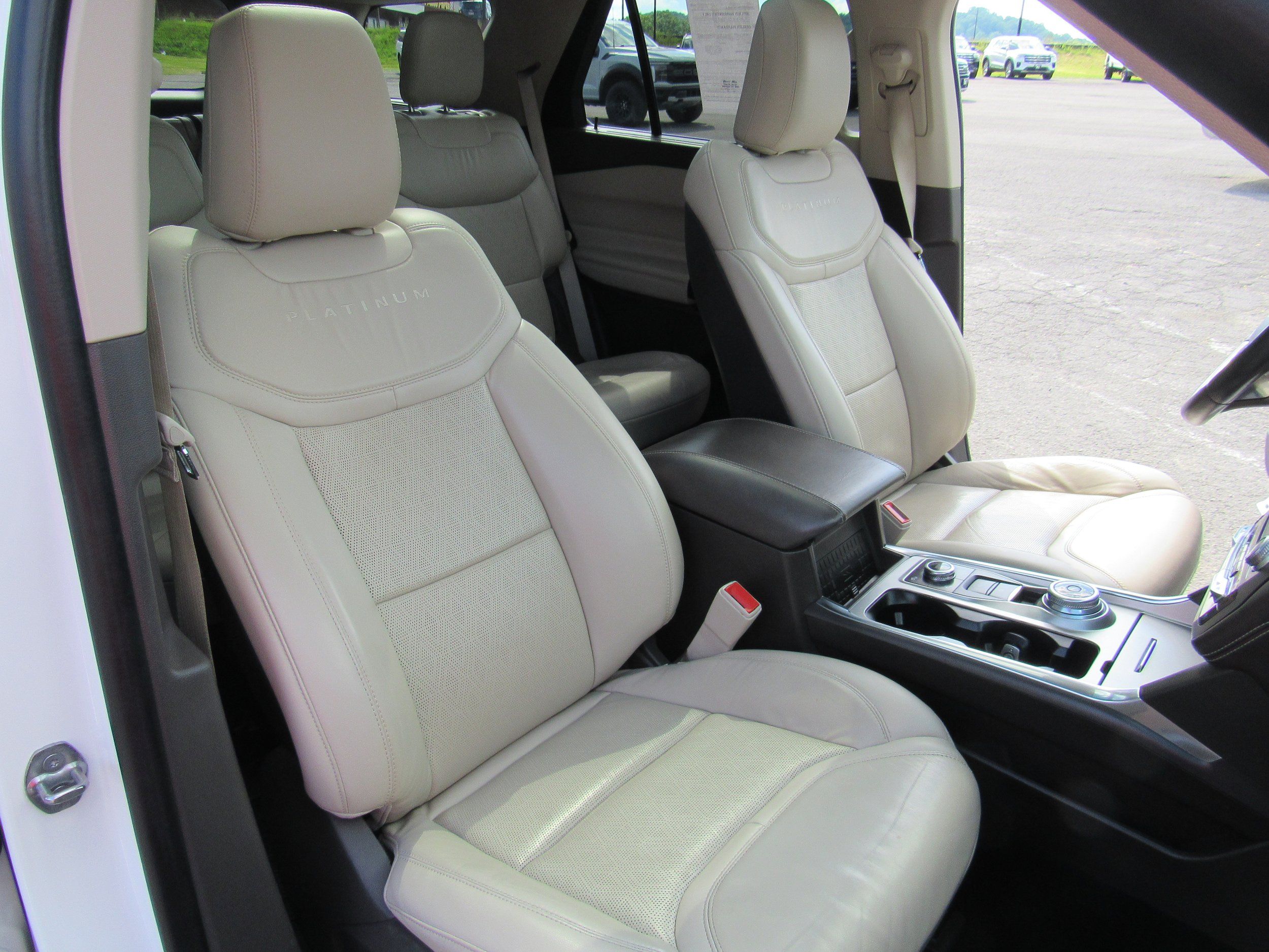 Used 2020 Ford Explorer Platinum w/ Premium Technology Package AWD/4WD image 39