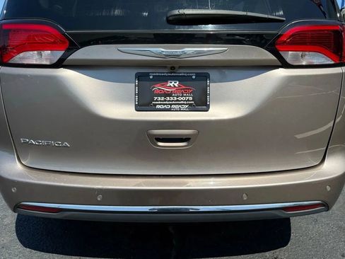 Used 2017 Chrysler Pacifica Touring-L image 54