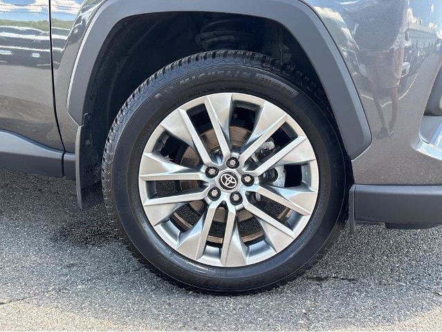 Used 2022 Toyota RAV4 XLE Premium AWD/4WD image 4