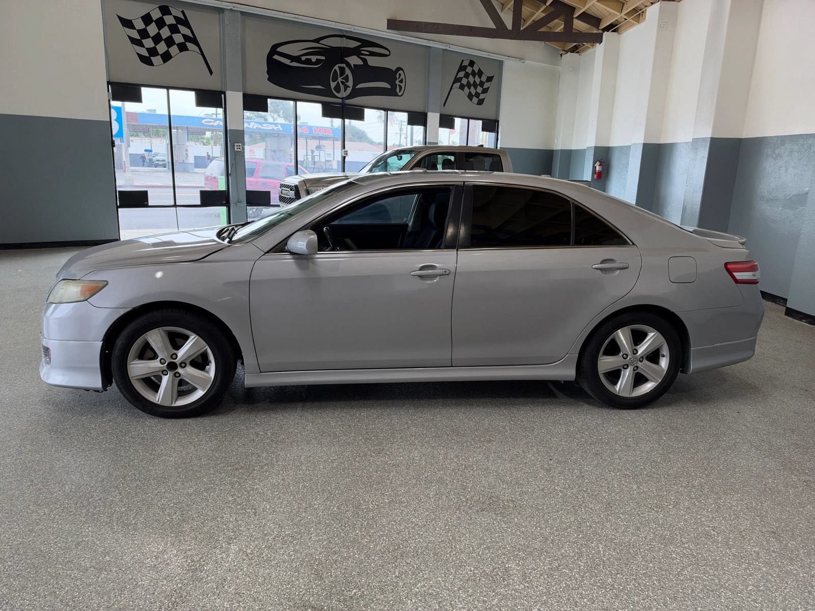Used 2011 Toyota Camry SE w/ SE Extra-Value Pkg #1 FWD image 4