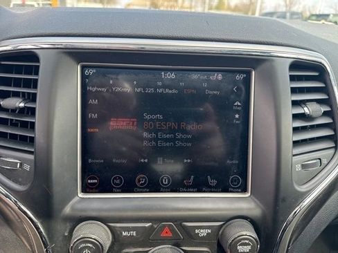 Used 2018 Jeep Grand Cherokee Altitude image 12