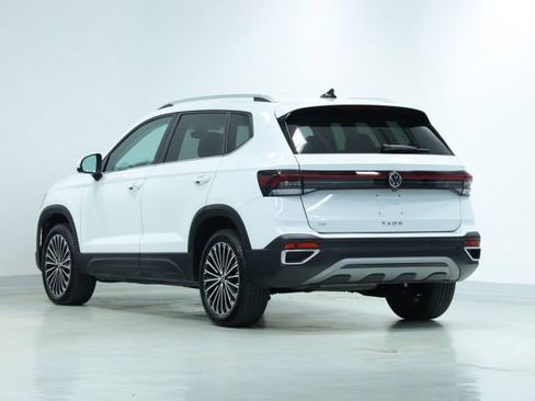 New 2025 Volkswagen Taos SE FWD image 6
