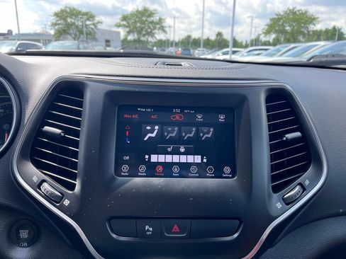 Used 2019 Jeep Cherokee Latitude Plus w/ Cold Weather Group AWD/4WD image 14