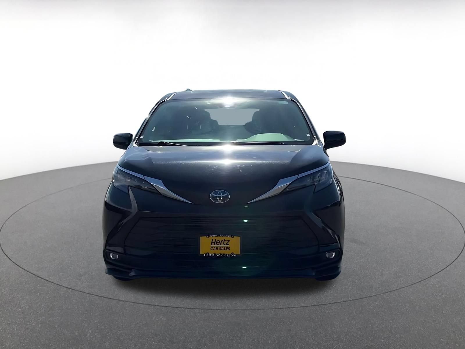 Used 2025 Toyota Sienna XLE FWD image 4