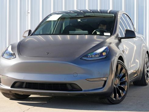 Used 2022 Tesla Model Y Performance image 3