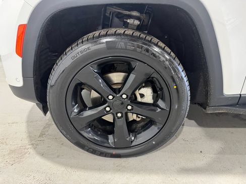 Used 2024 Jeep Grand Cherokee Limited w/ Luxury Tech Group II AWD/4WD image 9