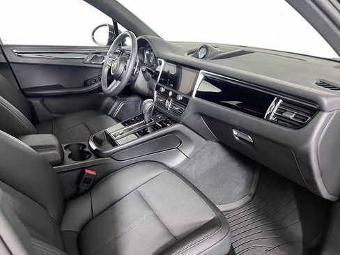 Certified 2025 Porsche Macan AWD/4WD image 15