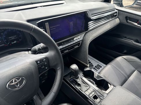 Used 2025 Toyota Camry XLE AWD/4WD image 19