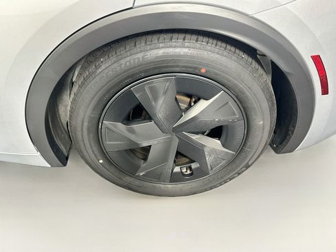 Used 2025 Toyota Prius LE FWD image 11