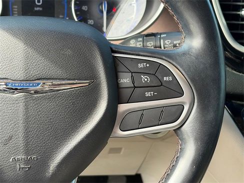 Used 2017 Chrysler Pacifica Touring-L w/ Tire & Wheel Group image 21