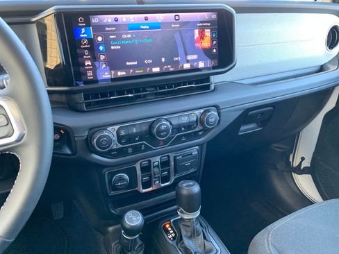 Used 2025 Jeep Wrangler Sahara image 18