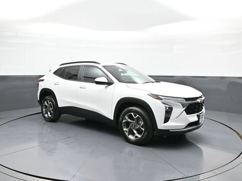 Used 2025 Chevrolet Trax LT w/ LT Convenience Package FWD image 4