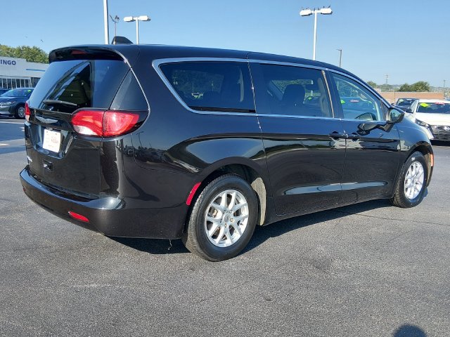 Used 2023 Chrysler Voyager LX FWD image 3