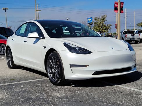 Used 2021 Tesla Model 3 Standard Range Plus image 3