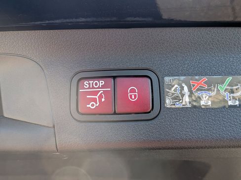 Certified 2025 Mercedes-Benz GLS 450 4MATIC image 32