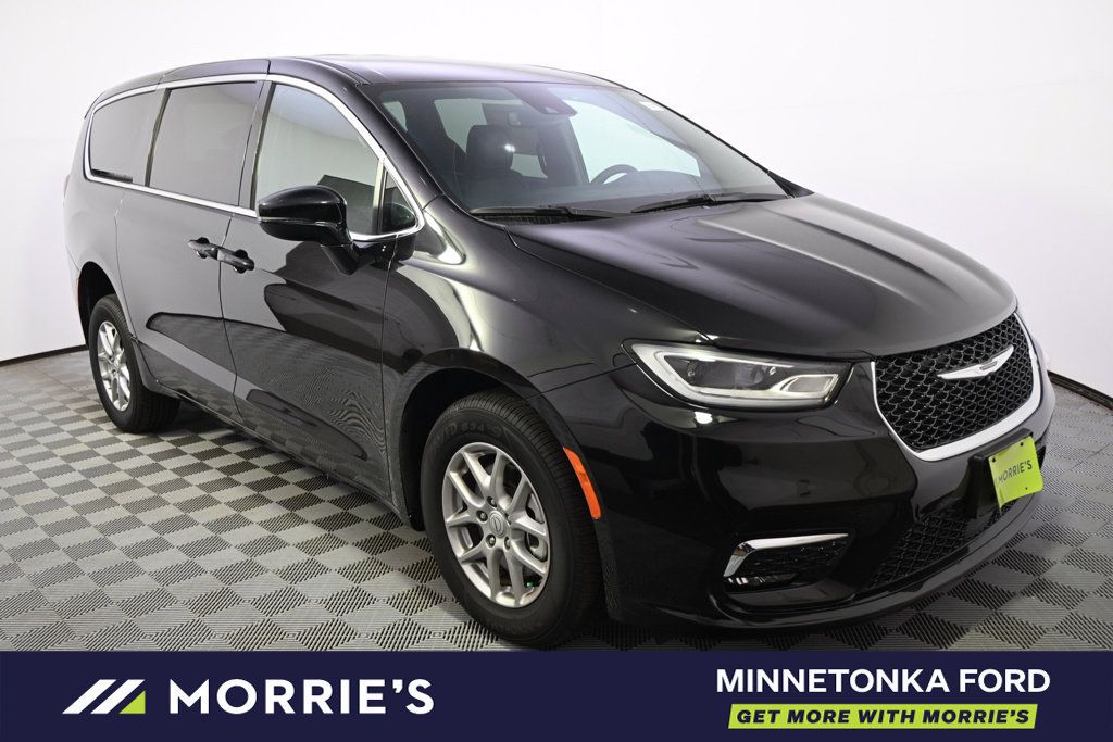 Used 2026 Chrysler Pacifica Select FWD image 9