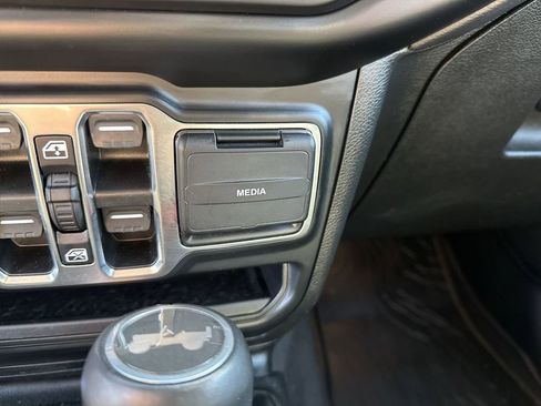 Used 2021 Jeep Wrangler Unlimited Sahara AWD/4WD image 32