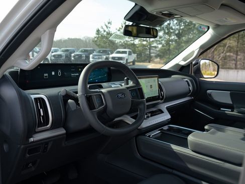 New 2026 Ford Expedition Active image 13