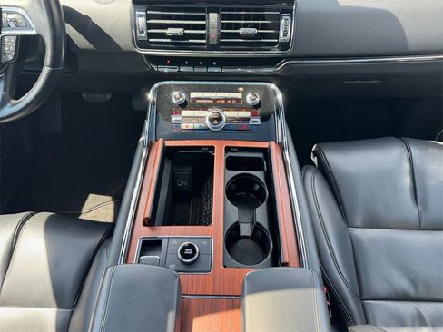 Used 2024 Lincoln Navigator Premiere image 11