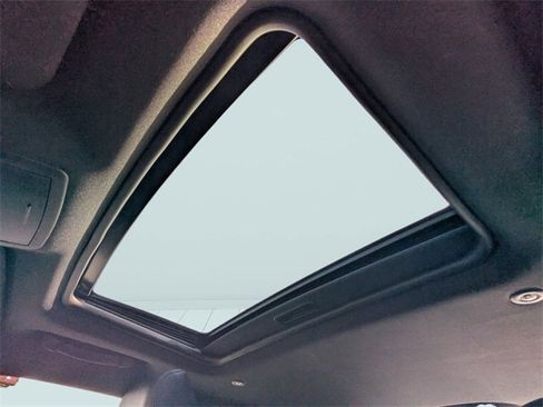 Used 2016 Dodge Challenger SXT Plus image 3