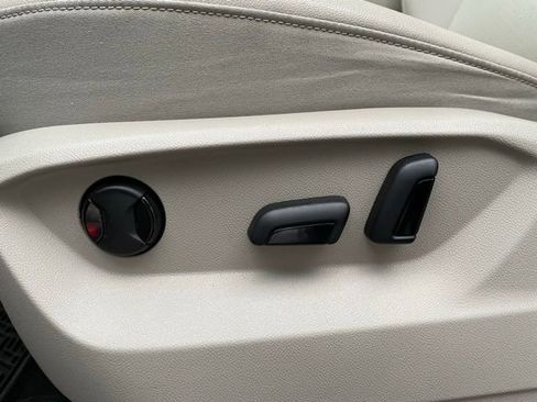 Used 2019 Volkswagen Atlas SE w/ Towing Package image 8