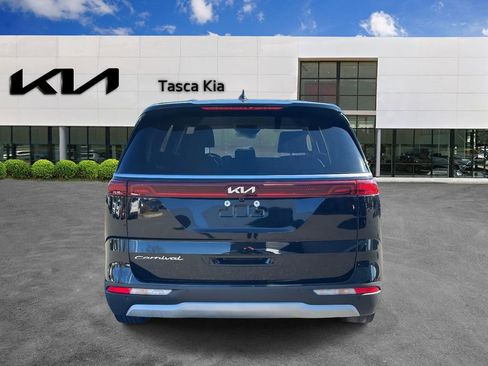 Used 2022 Kia Carnival LX image 4