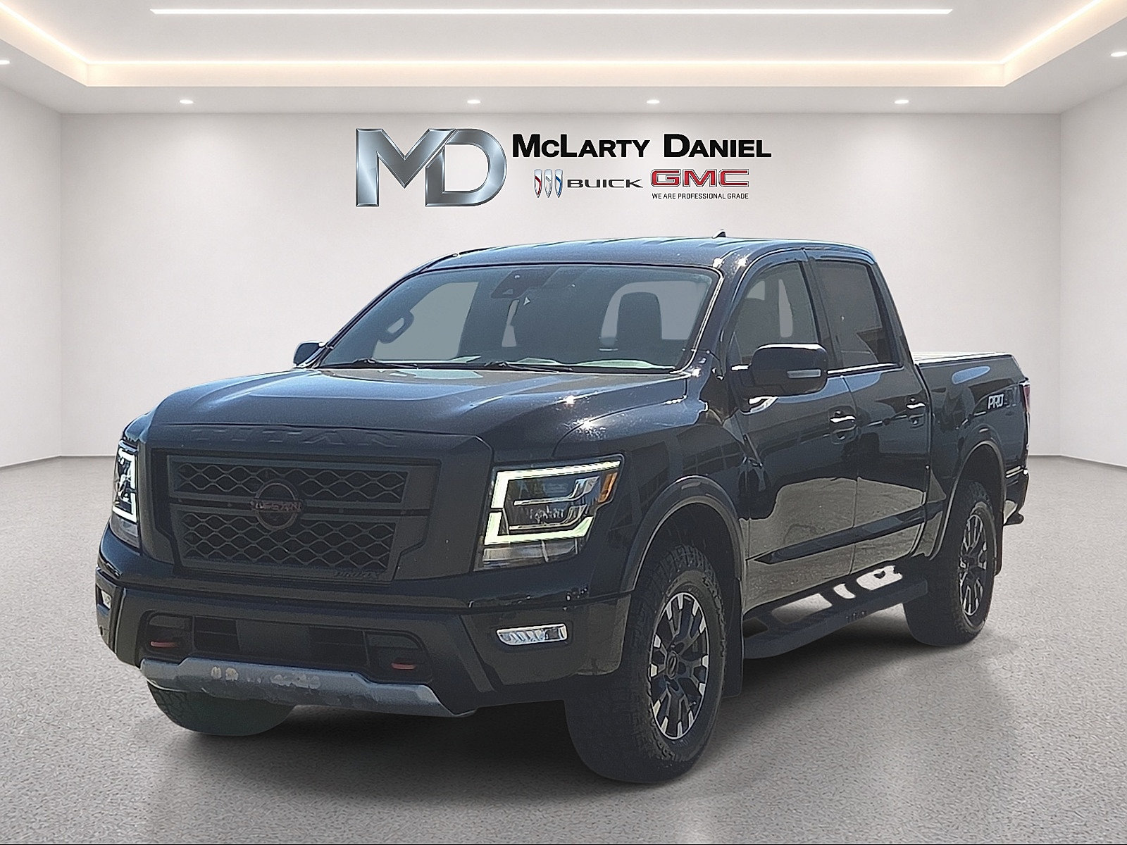 Used 2023 Nissan Titan PRO-4X w/ Pro-4x Convenience Package AWD/4WD image 3