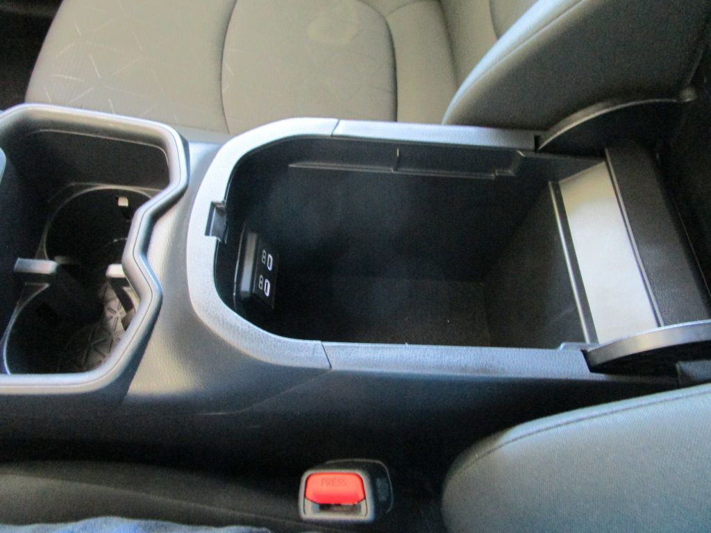 Used 2025 Toyota RAV4 XLE FWD image 39