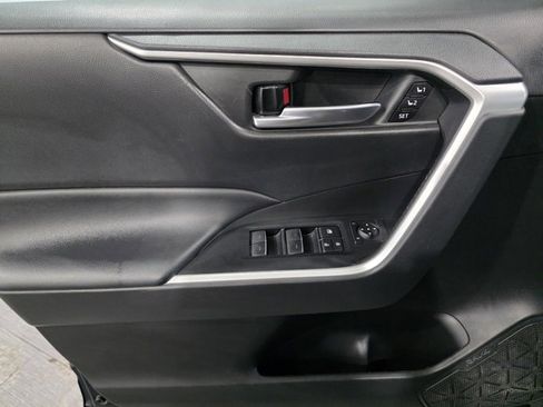 Used 2022 Toyota RAV4 XLE Premium image 10