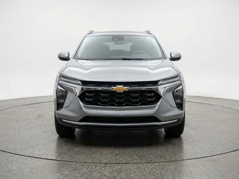 Used 2025 Chevrolet Trax LT FWD image 2