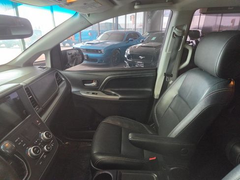 Used 2015 Toyota Sienna SE image 16
