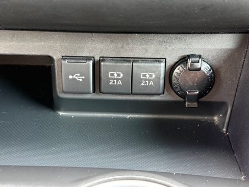 Used 2020 Toyota Highlander XLE AWD/4WD image 9