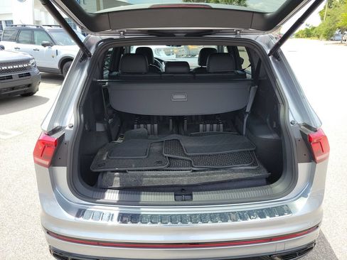 Used 2024 Volkswagen Tiguan SE R-Line FWD image 9
