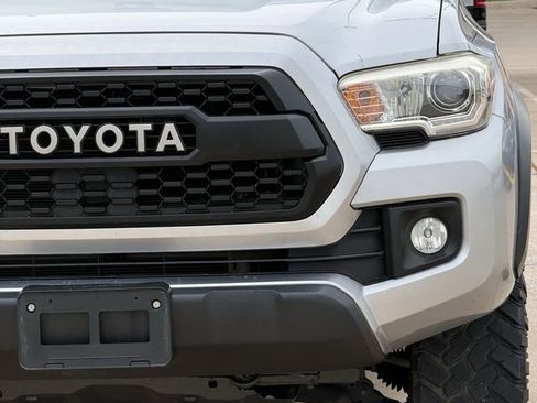 Used 2018 Toyota Tacoma TRD Off-Road image 8