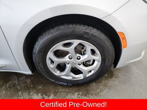 Certified 2023 Chrysler Pacifica Limited FWD image 43
