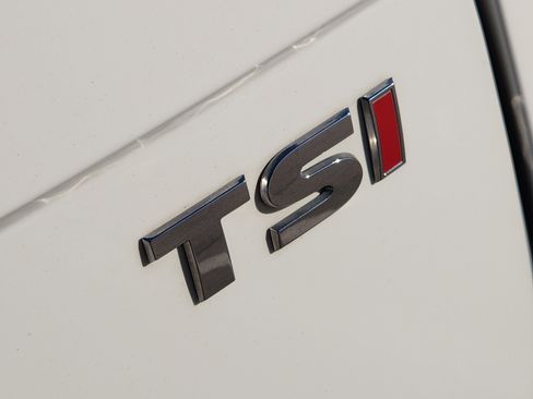 Used 2018 Volkswagen Tiguan SEL Premium image 12