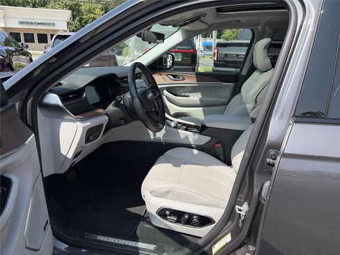 Used 2023 Jeep Grand Cherokee L Summit w/ Advanced Protech Group IV AWD/4WD image 11